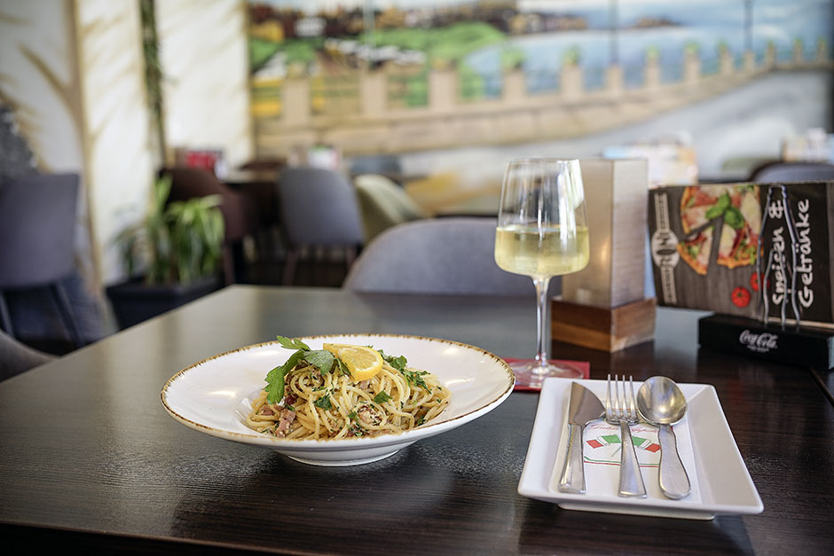 Pastagericht mit Weißwein im Eiscafé und Pizzeria Roni