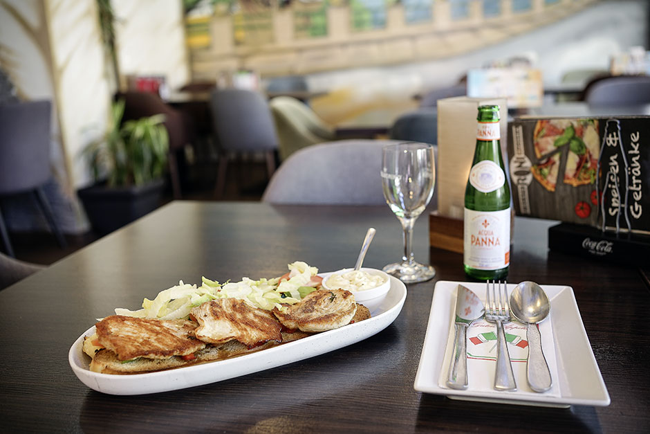 Mediterrane Wochenempfehlung mit Kotelletts, Brot, Salat und Dip im Roni
