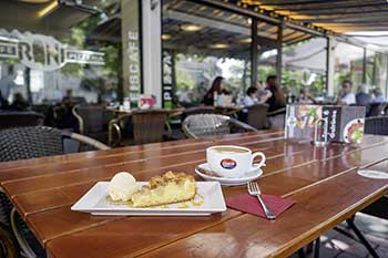 Kaffee und Kuchen auf der Terrasse des Roni
