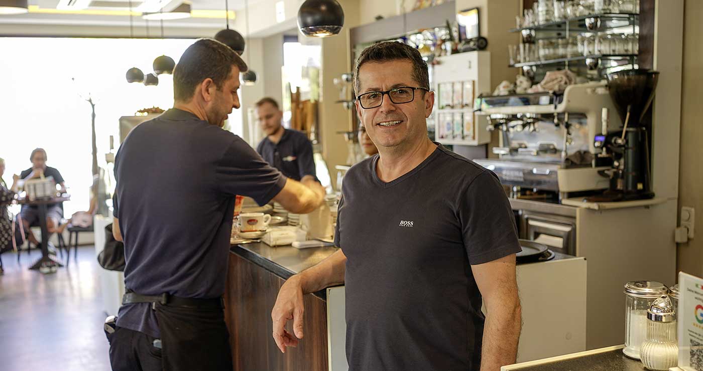 Inhaber Afrim Tahiraj im Eiscafé und Pizzeria Roni in Braunschweig